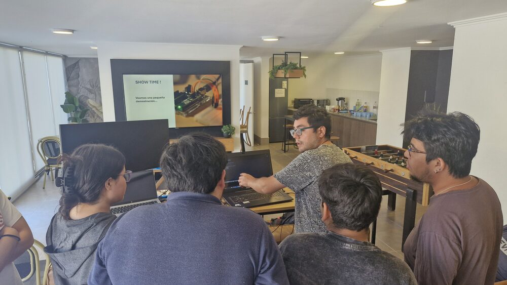 Participantes trabajando en grupo durante el primer Campamento Tecnológico de Acuaria Labs