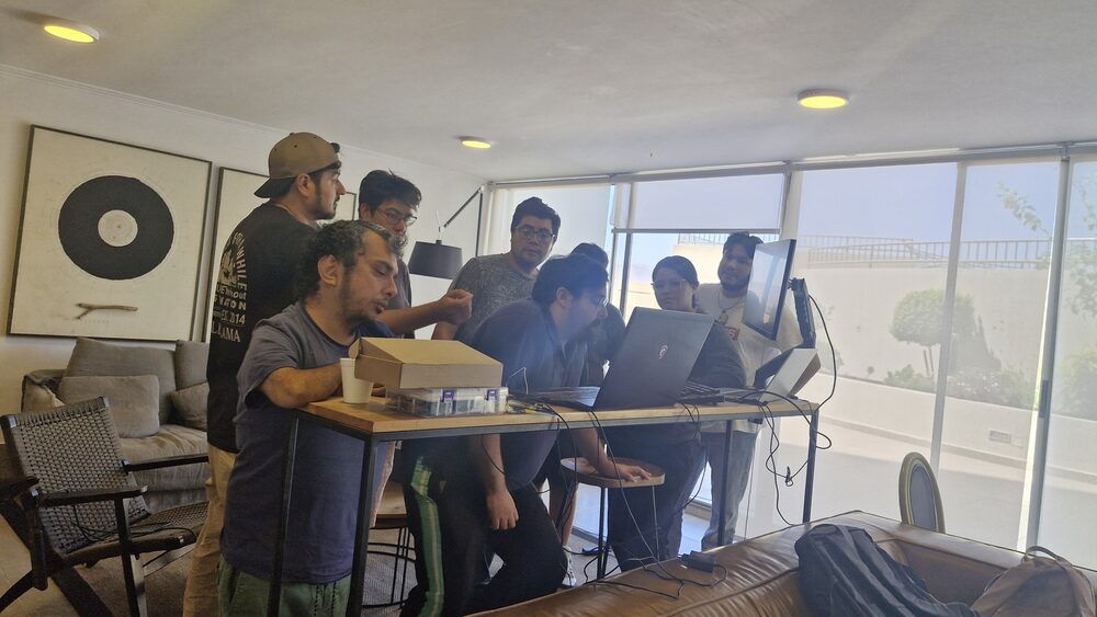 Equipo trabajando junto a la ventana en el campamento