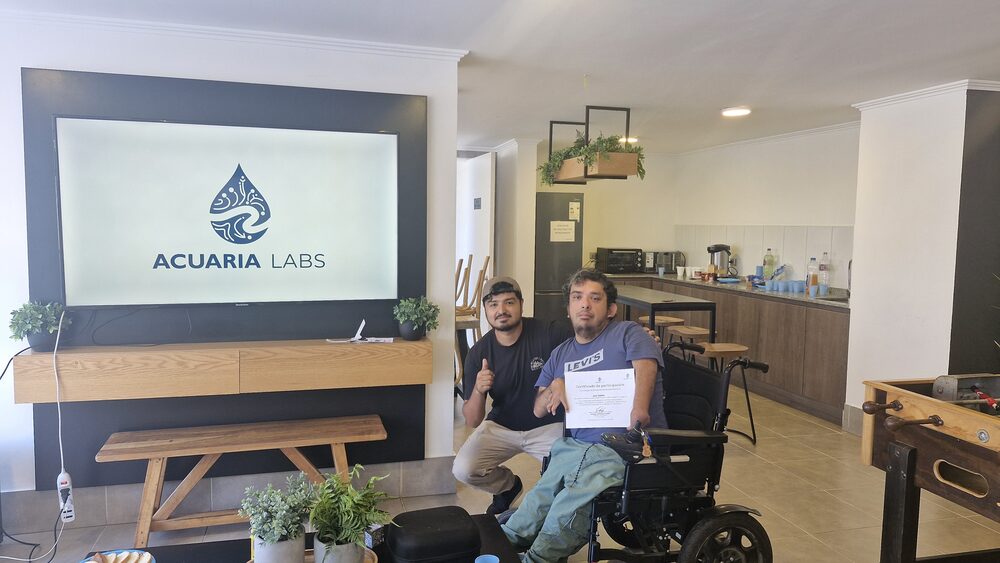 Presentación con el logo de Acuaria Labs y entrega de certificado